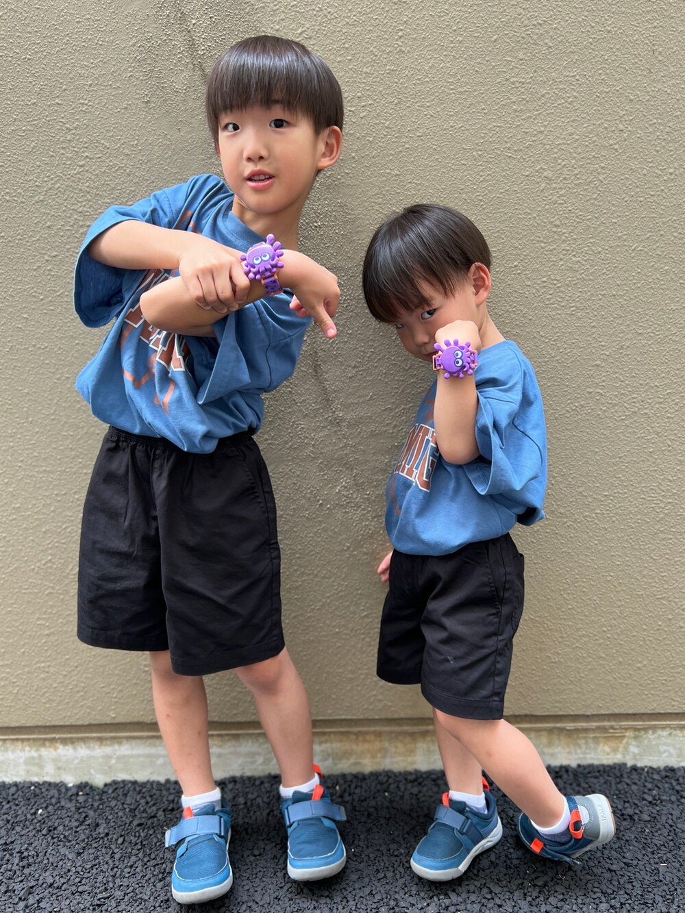 ブルー系のTシャツ/カットソー、ブラック系のその他パンツ、ブルー系のスニーカーを着用したキッズの夏コーディネートの4枚目の写真