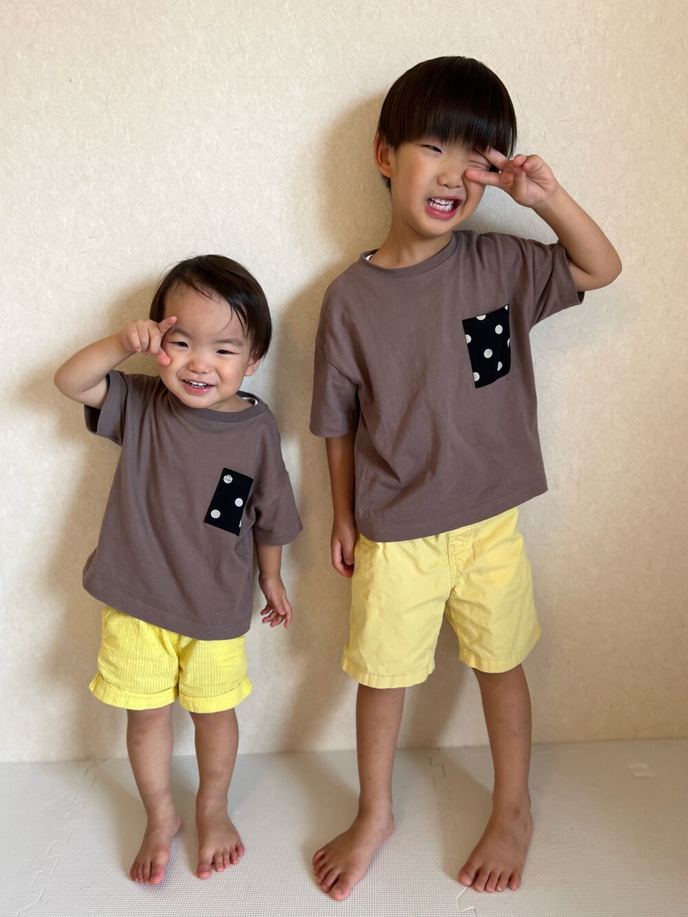 ブラック系のTシャツ/カットソー、ブラック系のTシャツ/カットソー、イエロー系のパンツを着用したキッズの夏コーディネートの2枚目の写真