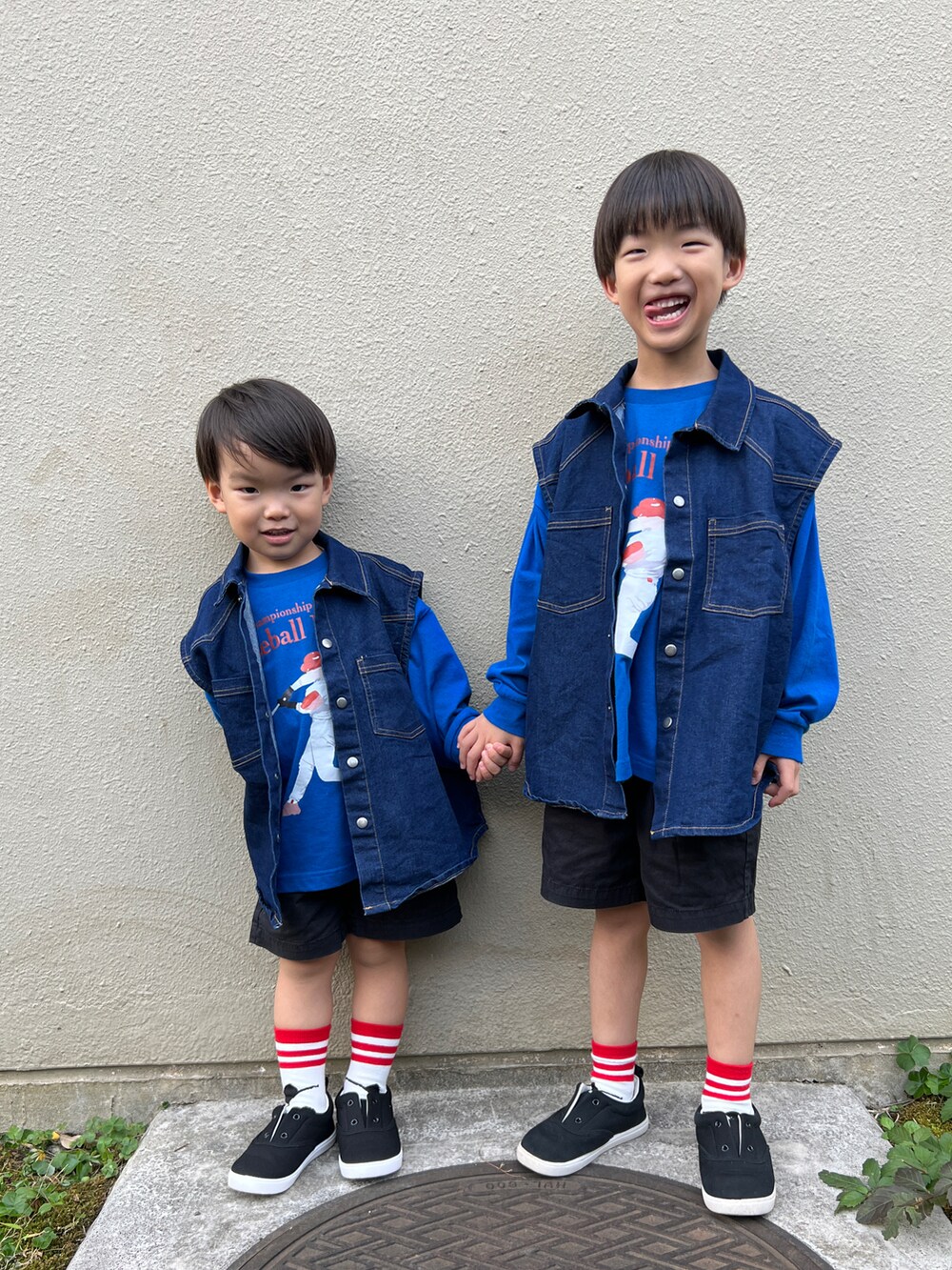 ブルー系のベスト、ブルー系のTシャツ/カットソー、ブラック系のその他パンツを着用したキッズの秋コーディネートの2枚目の写真