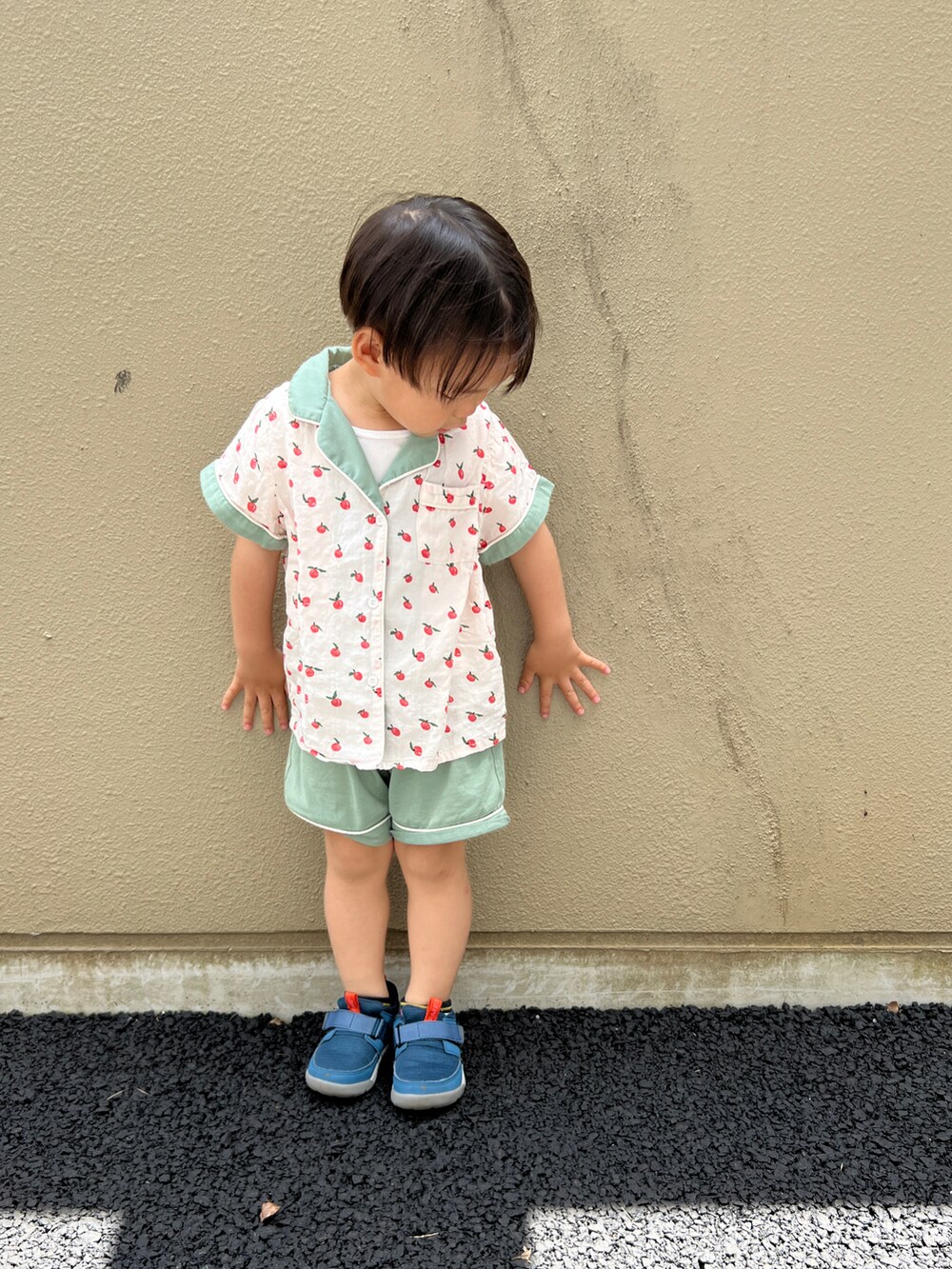 ブルー系のスニーカーを着用したキッズの春コーディネートの2枚目の写真