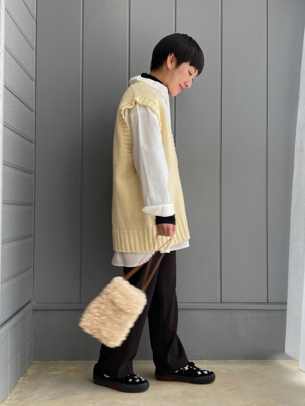 「新星WEARISTAにエントリー、冬コーデ、ベスト、スラックス、レイヤードスタイル、VANS、TOGA、スニーカー、スニーカーコーデ、モノトーン、ミニバッグ、オーバーサイズ、カジュアルコーデ、ゆるコーデ、シャツスタイル」｜「Veritecoeurのアイテム（ショルダーバッグ、ベージュ系）」を使った、mariさん（レディース・150cm）の冬コーディネートの2枚目の写真