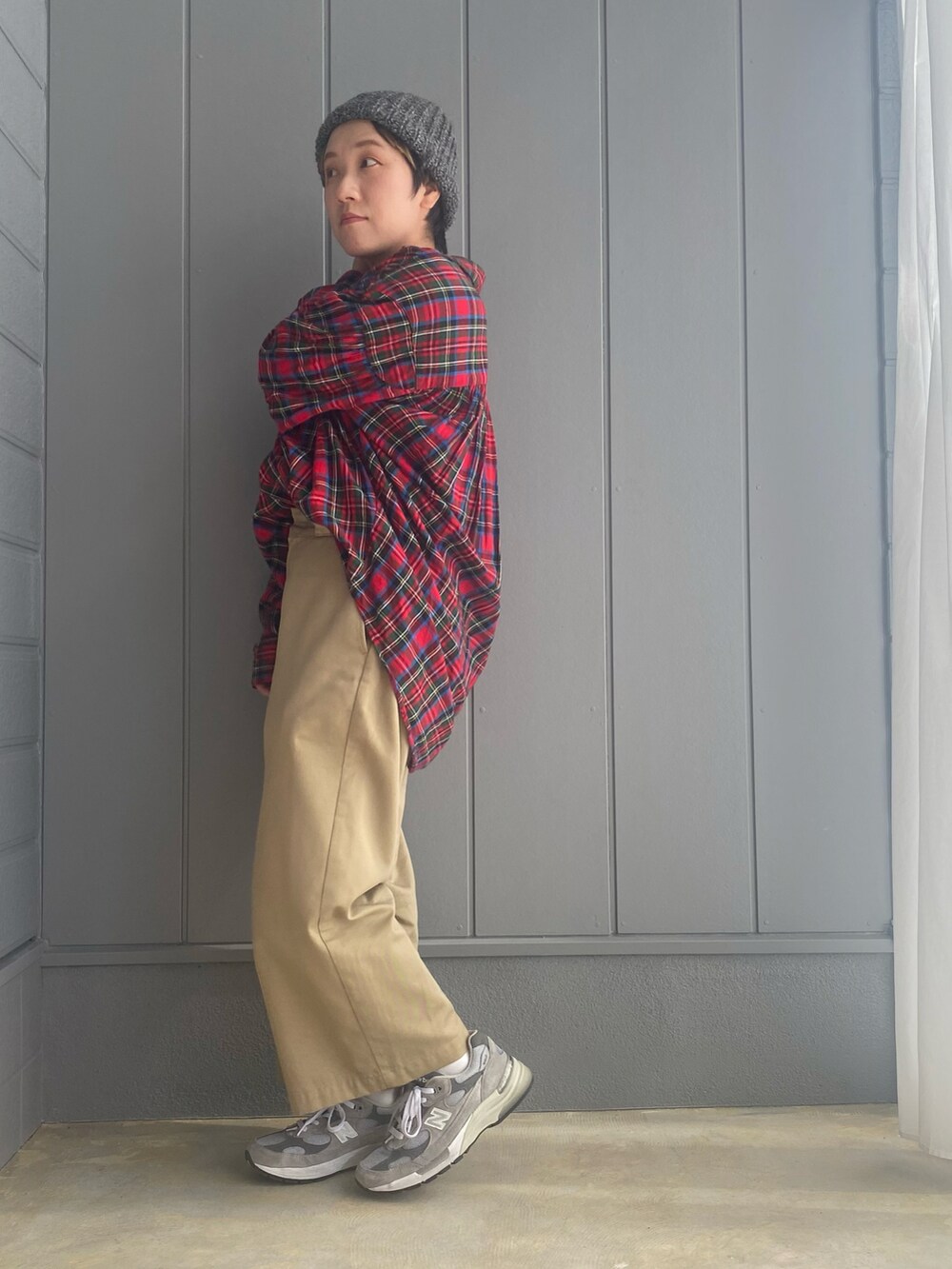 「ニット帽、重ね着ベストシーズン、秋冬コーデ、シャツスタイル、aie、Dickies、New Balance、スニーカー、スニーカーコーデ、レイヤードスタイル」｜「NEW BALANCEのアイテム（スニーカー、グレー系）」を使った、mariさん（レディース・150cm）の秋コーディネートの2枚目の写真