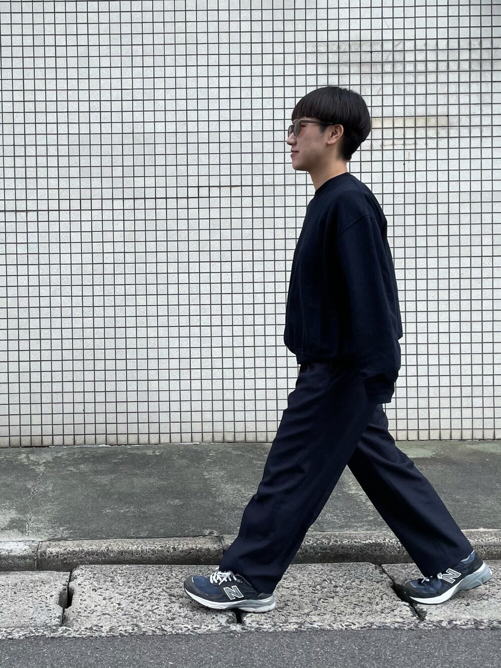 ブルー系のスラックス、ブルー系のスニーカー、ブルー系のスウェットを着用したレディースの冬コーディネートの2枚目の写真