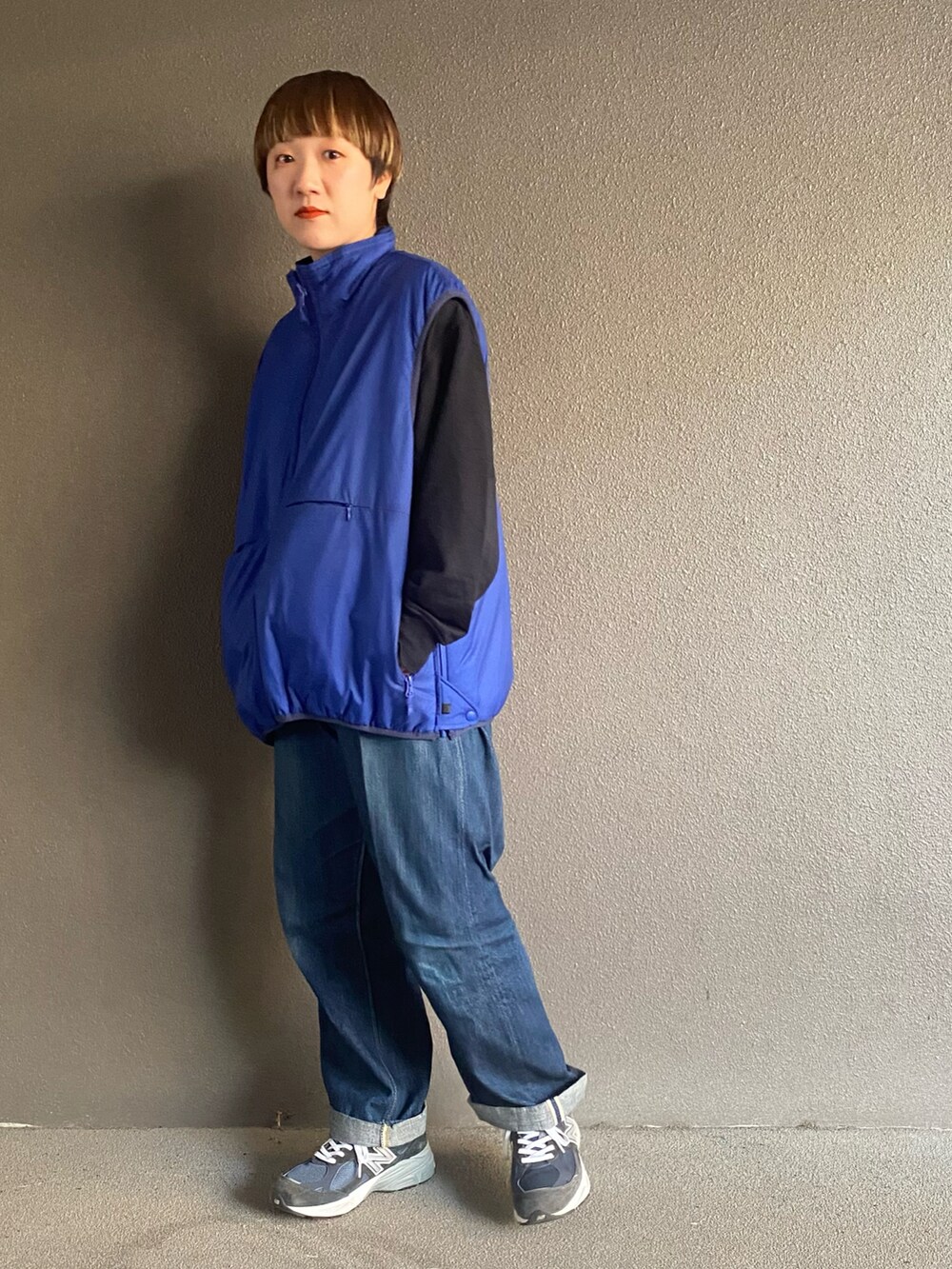 「重ね着ベストシーズン、ベスト、デニム、デニムパンツ、スウェット、orslow、AURALEE、DAIWAPIER39、New Balance、スニーカー、秋のコーデ」｜「orSlowのアイテム（デニムパンツ、ブルー系）」を使った、mariさん（レディース・150cm）の秋コーディネートの2枚目の写真