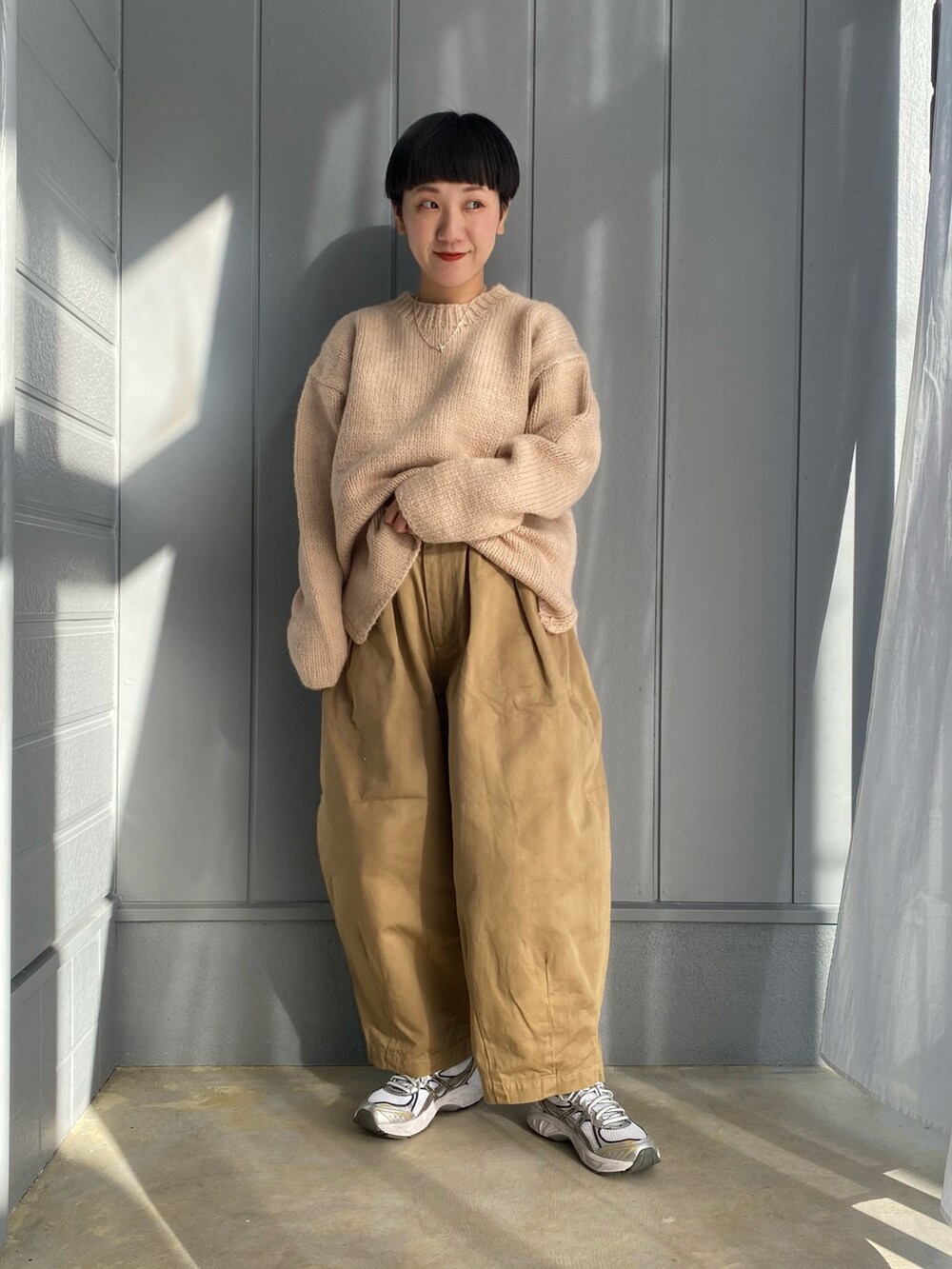「あったかコーデ、冬コーデ、veritecoeur、harvesty、ゆるコーデ、バルーンパンツ、スニーカー、スニーカーコーデ、ナチュラル、オーバーサイズ、ニット、カジュアル、シンプルコーデ、ラクチンコーデ、asics」｜「HARVESTYのHARVESTY/ハーベスティ チノ サーカスパンツ バルーンパンツ/ワイドパンツ（チノパンツ、ベージュ系）」を使った、mariさん（レディース・150cm）の冬コーディネートの3枚目の写真
