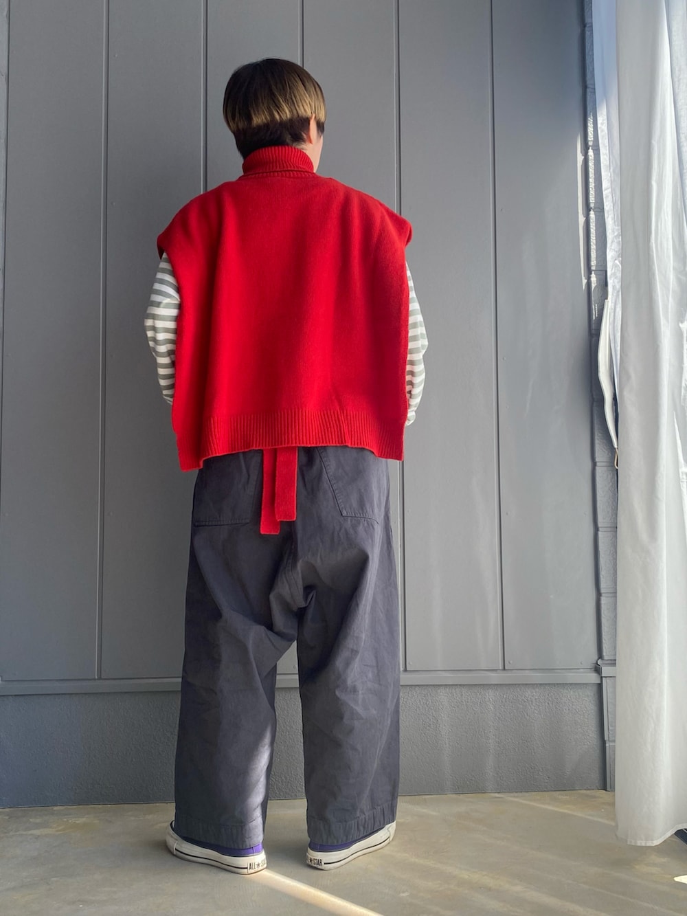 「ファッションを楽しもう、秋服コーデ、パンツスタイル、スニーカー、カラーコーデ、ボーダー、スニーカーコーデ、ベスト、ゆるコーデ、オーバーサイズ、converse、veritecoeur、レイヤードスタイル、カジュアルコーデ、ラクチンコーデ」｜「Veritecoeurのアイテム（チノパンツ、グレー系）」を使った、mariさん（レディース・150cm）の秋コーディネートの3枚目の写真