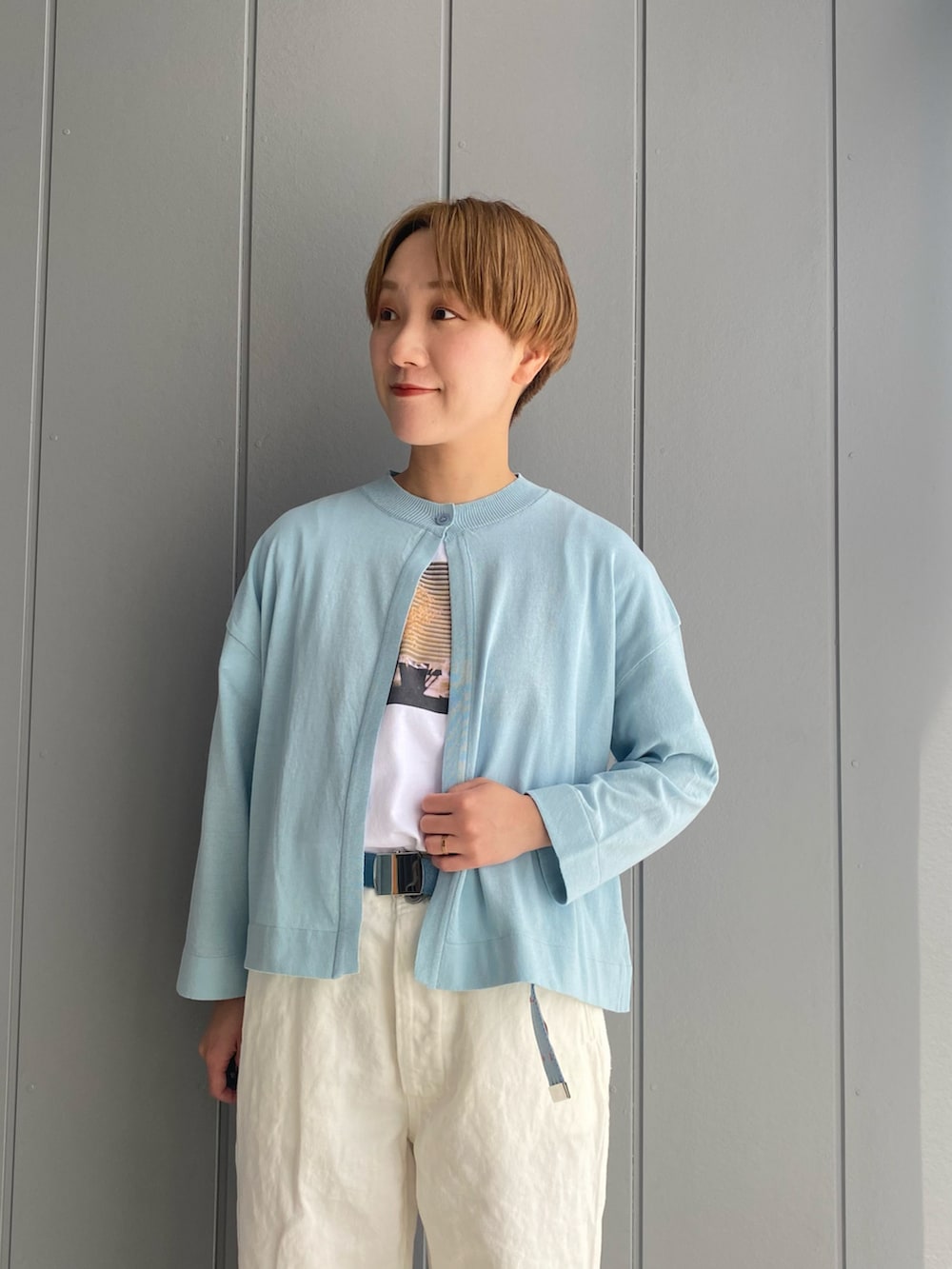 「春夏コーデ、春カラー、デニム、淡色コーデ、スニーカー、Tシャツ、meyame、カジュアル、パンツスタイル、カーディガン、veritecoeur、きれいめカジュアル」｜「Veritecoeurのアイテム（デニムパンツ、ホワイト系）」を使った、mariさん（レディース・150cm）の春コーディネートの2枚目の写真