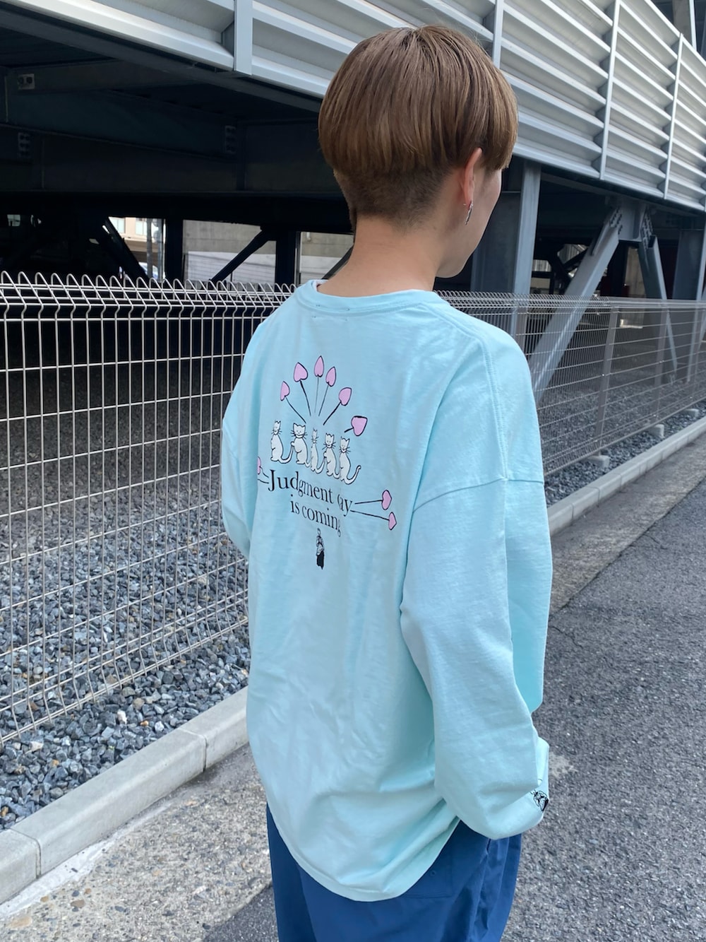 ブルー系のその他パンツ、ブルー系のTシャツ/カットソー、ピンク系のスニーカーを着用したレディースの春コーディネートの2枚目の写真