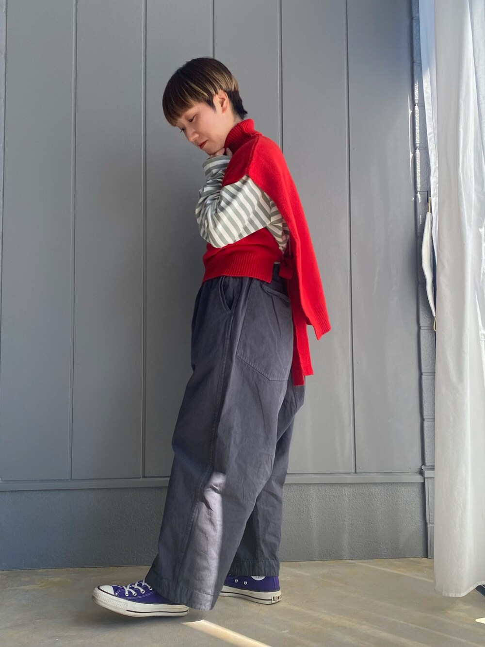 「ファッションを楽しもう、秋服コーデ、パンツスタイル、スニーカー、カラーコーデ、ボーダー、スニーカーコーデ、ベスト、ゆるコーデ、オーバーサイズ、converse、veritecoeur、レイヤードスタイル、カジュアルコーデ、ラクチンコーデ」｜「Veritecoeurのアイテム（チノパンツ、グレー系）」を使った、mariさん（レディース・150cm）の秋コーディネートの2枚目の写真