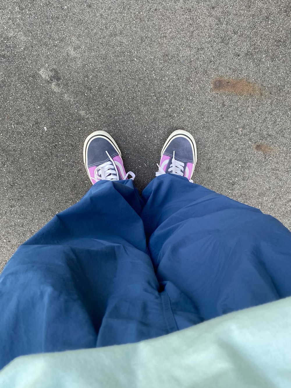 ブルー系のその他パンツ、ブルー系のTシャツ/カットソー、ピンク系のスニーカーを着用したレディースの春コーディネートの3枚目の写真