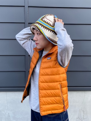 patagoniaのベスト（オレンジ系）を使った人気ファッション