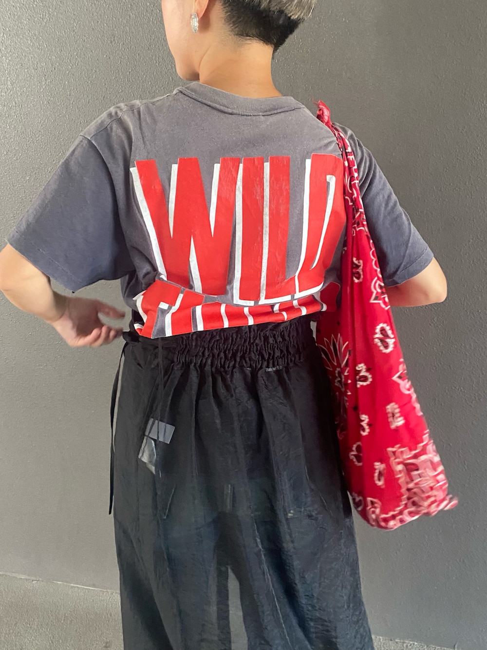 「古着、古着MIX、バンダナ、スニーカー、converse、RBS、カジュアル、スカート、バンドT」｜「RBSのアイテム（スカート、ブラック系）」を使った、mariさん（レディース・150cm）の夏コーディネートの2枚目の写真
