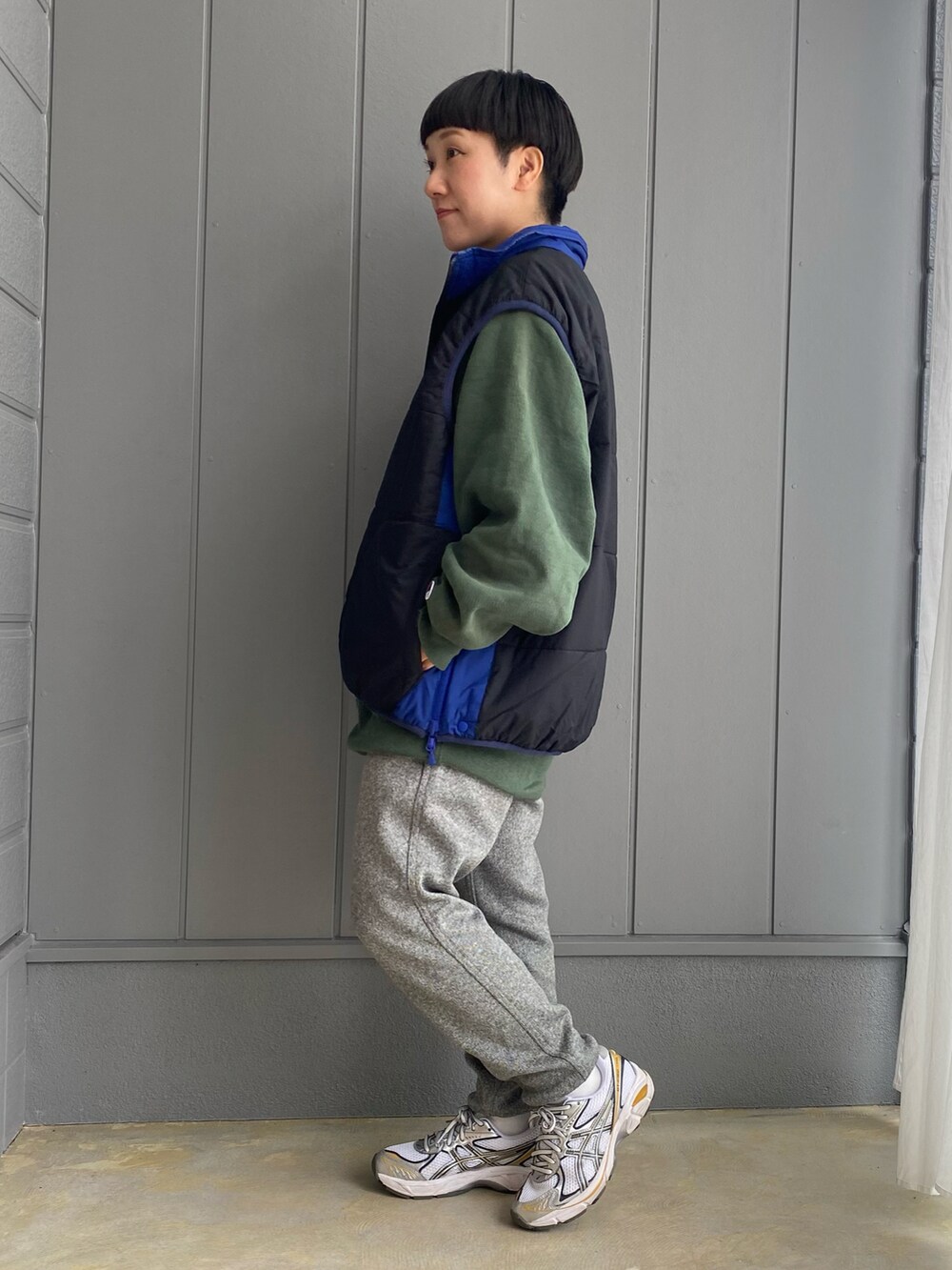 「ファッションを楽しもう、楽チンコーデ、パンツコーデ、BEAMS BOY、Champion、古着、古着MIX、スニーカー、スニーカーコーデ、asics、DAIWAPIER39、GRAMICCI、冬コーデ、ゆるコーデ、オーバーサイズ」｜「BEAMS BOYのGRAMICCI × BEAMS BOY / 別注 フリース パンツ 22FW（その他パンツ、グレー系）」を使った、mariさん（レディース・150cm）の秋コーディネートの2枚目の写真