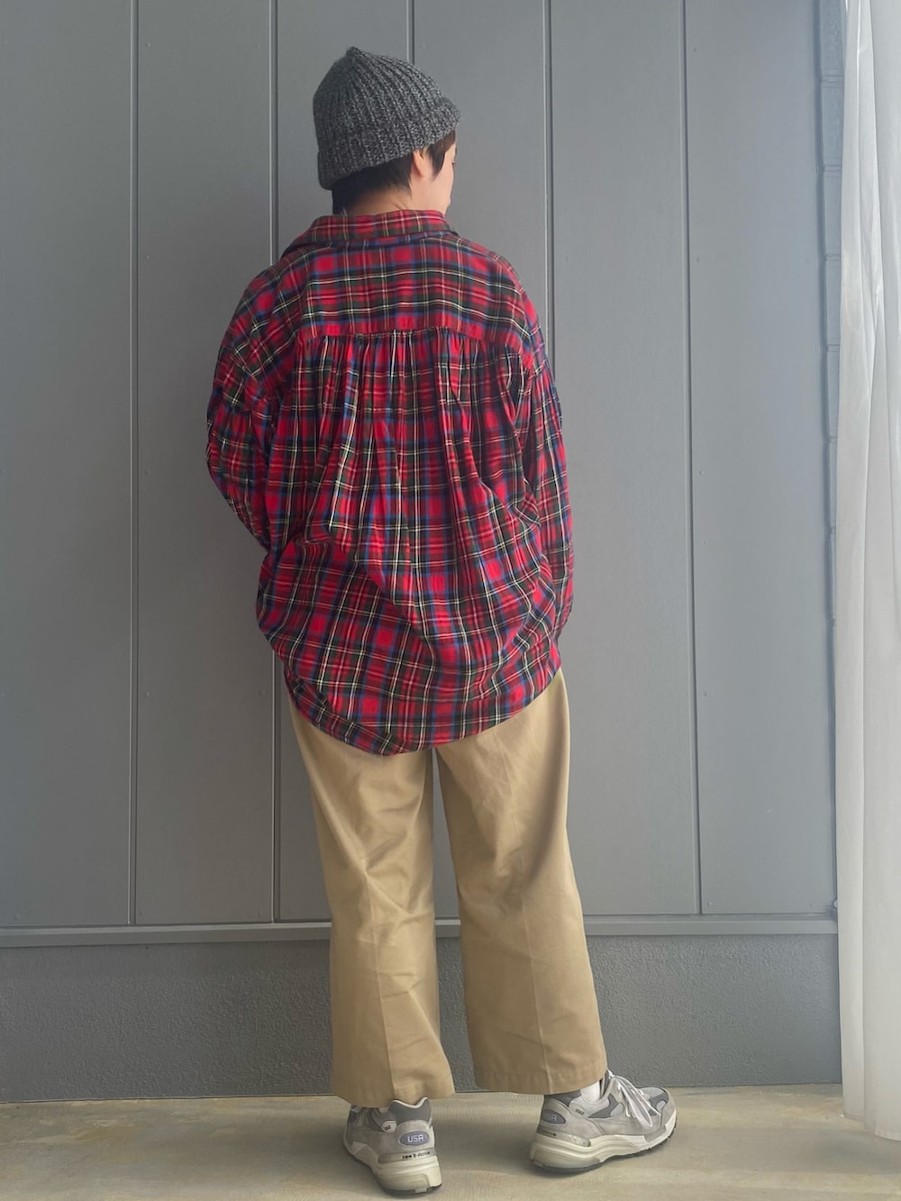 「ニット帽、重ね着ベストシーズン、秋冬コーデ、シャツスタイル、aie、Dickies、New Balance、スニーカー、スニーカーコーデ、レイヤードスタイル」｜「NEW BALANCEのアイテム（スニーカー、グレー系）」を使った、mariさん（レディース・150cm）の秋コーディネートの3枚目の写真