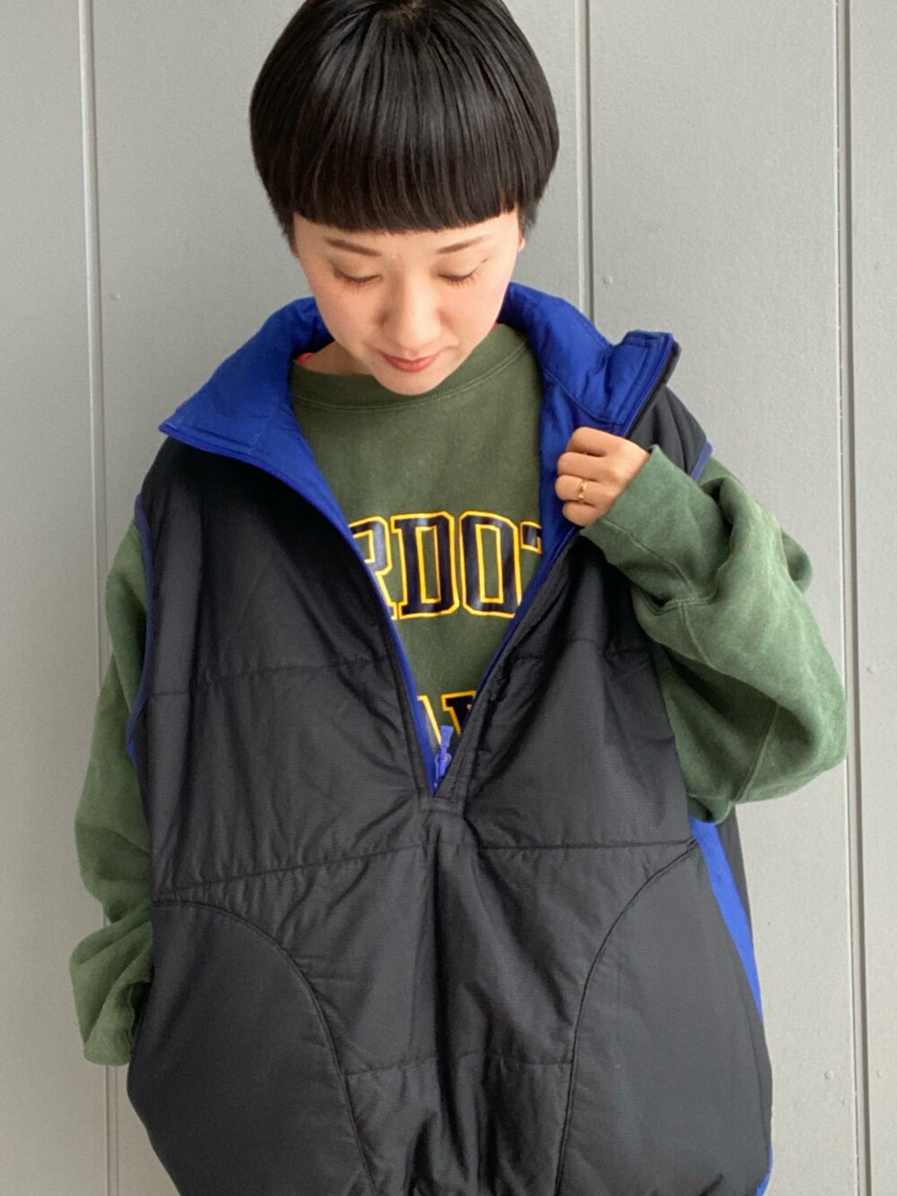 「ファッションを楽しもう、楽チンコーデ、パンツコーデ、BEAMS BOY、Champion、古着、古着MIX、スニーカー、スニーカーコーデ、asics、DAIWAPIER39、GRAMICCI、冬コーデ、ゆるコーデ、オーバーサイズ」｜「BEAMS BOYのGRAMICCI × BEAMS BOY / 別注 フリース パンツ 22FW（その他パンツ、グレー系）」を使った、mariさん（レディース・150cm）の秋コーディネートの3枚目の写真