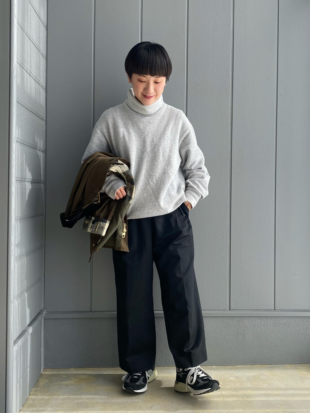 「新星WEARISTAにエントリー、barbour、ATON、New Balance、スウェット、タートルネック、スラックス、スニーカー、きれいめカジュアル、シンプルコーデ、スニーカーコーデ、オーバーサイズ、冬コーデ、レイヤードスタイル、ゆるコーデ」｜「CINOHのアイテム（スラックス、ブラック系）」を使った、mariさん（レディース・150cm）の冬コーディネートの2枚目の写真