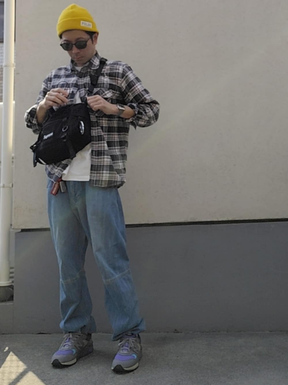 グレー系のシャツ/ブラウス、ホワイト系のTシャツ/カットソー、ブルー系のデニムパンツを着用したメンズの春コーディネートの2枚目の写真