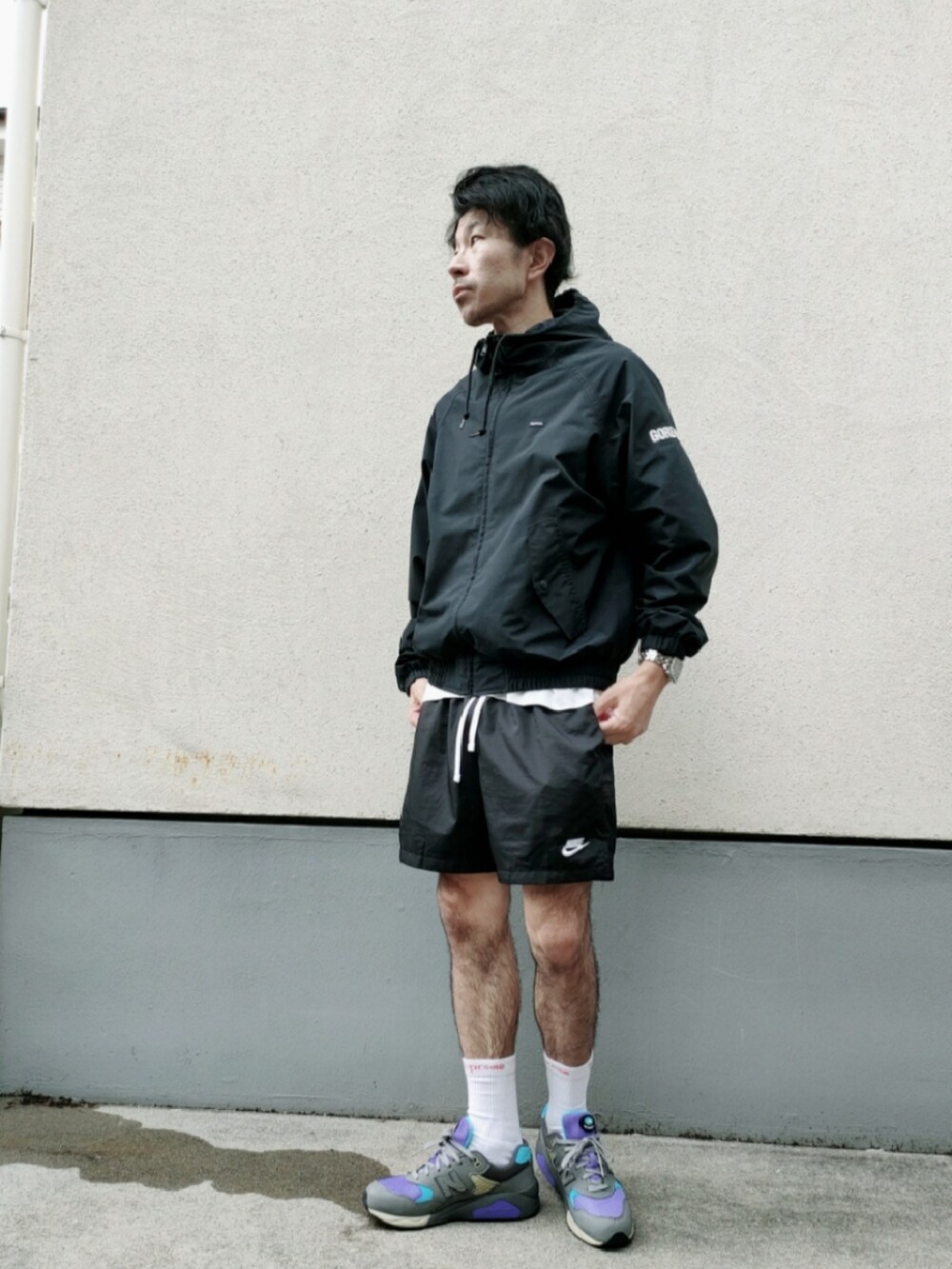 ホワイト系のTシャツ/カットソー、ブラック系のナイロンジャケット、ブラック系のその他パンツを着用したメンズの夏コーディネートの2枚目の写真