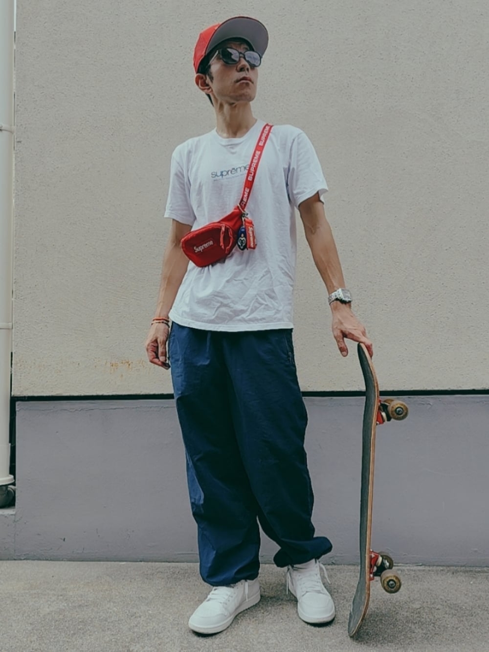 レッド系のボディバッグ/ウエストポーチ、ホワイト系のTシャツ/カットソー、ブルー系のその他パンツを着用したメンズの冬コーディネートの2枚目の写真