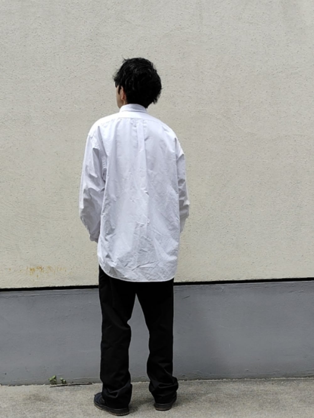 ホワイト系のシャツ/ブラウス、ホワイト系のTシャツ/カットソー、ブラック系のチノパンツを着用したメンズの春コーディネートの2枚目の写真