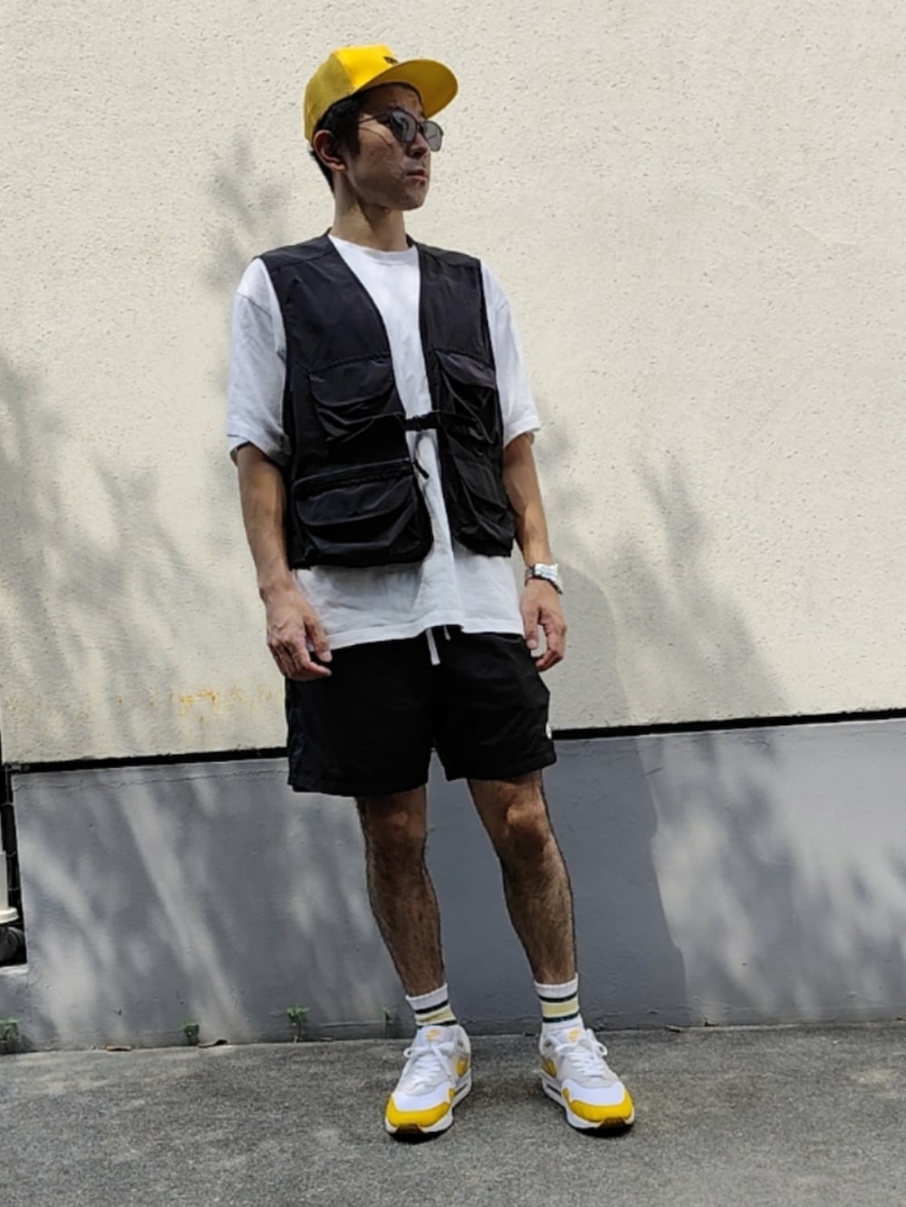 ブラック系のその他アウター、ホワイト系のTシャツ/カットソー、ブラック系のスウェットパンツを着用したメンズの夏コーディネートの2枚目の写真