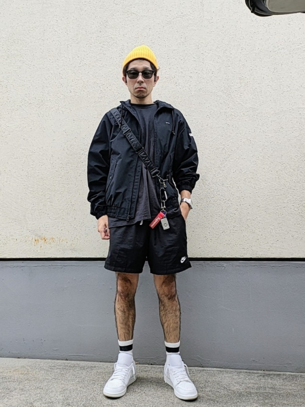 ホワイト系のスニーカー、ブラック系のその他パンツ、ブラック系のTシャツ/カットソーを着用したメンズの秋コーディネートの3枚目の写真