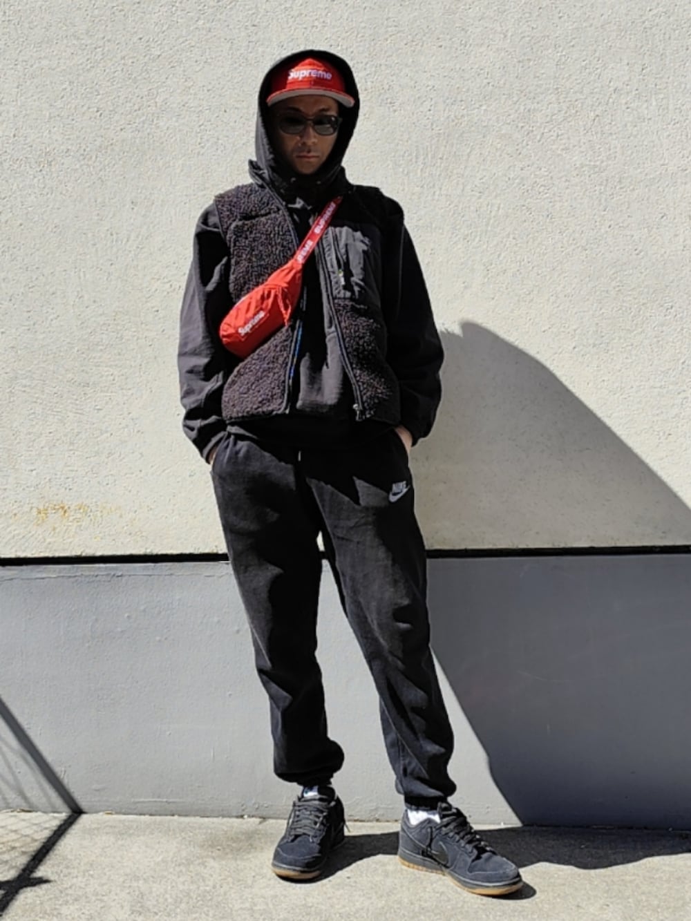 ブラック系のその他アウター、ブラック系のパーカー、ブラック系のスウェットパンツを着用したメンズの春コーディネートの2枚目の写真