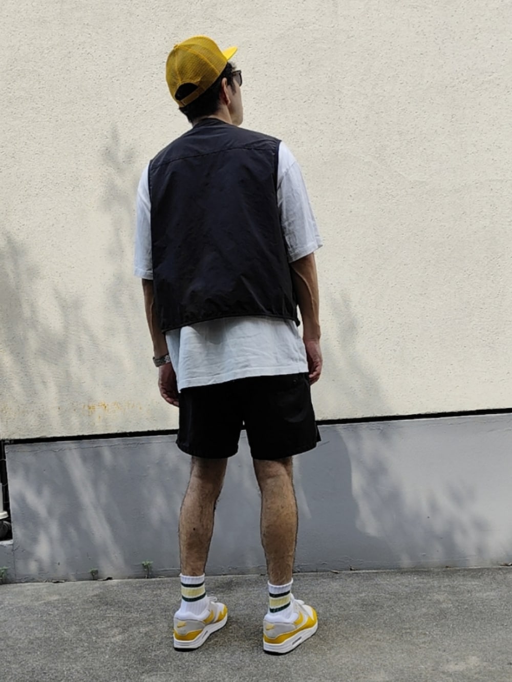 ブラック系のその他アウター、ホワイト系のTシャツ/カットソー、ブラック系のスウェットパンツを着用したメンズの夏コーディネートの3枚目の写真