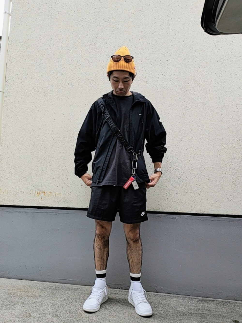 ホワイト系のスニーカー、ブラック系のその他パンツ、ブラック系のTシャツ/カットソーを着用したメンズの秋コーディネートの2枚目の写真