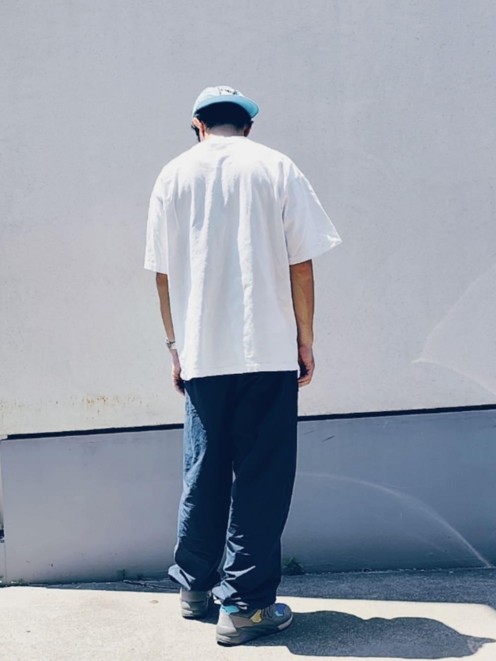 ホワイト系のTシャツ/カットソー、ブルー系のその他パンツ、パープル系のスニーカーを着用したメンズの春コーディネートの2枚目の写真