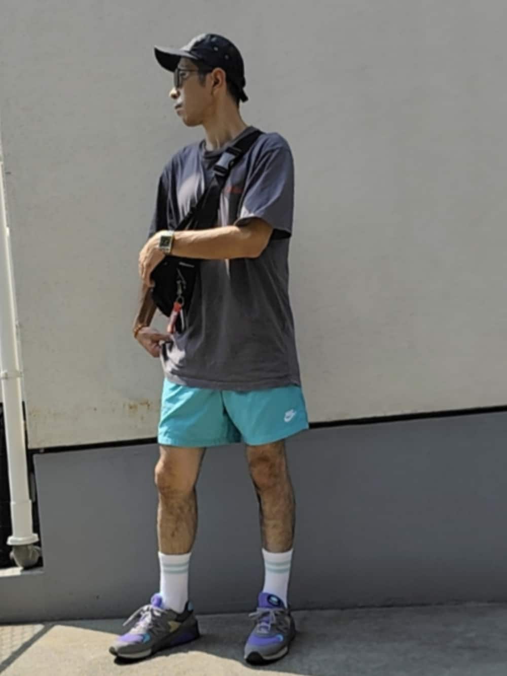 ブラック系のボディバッグ/ウエストポーチ、グレー系のTシャツ/カットソー、グリーン系のその他パンツを着用したメンズの夏コーディネートの2枚目の写真