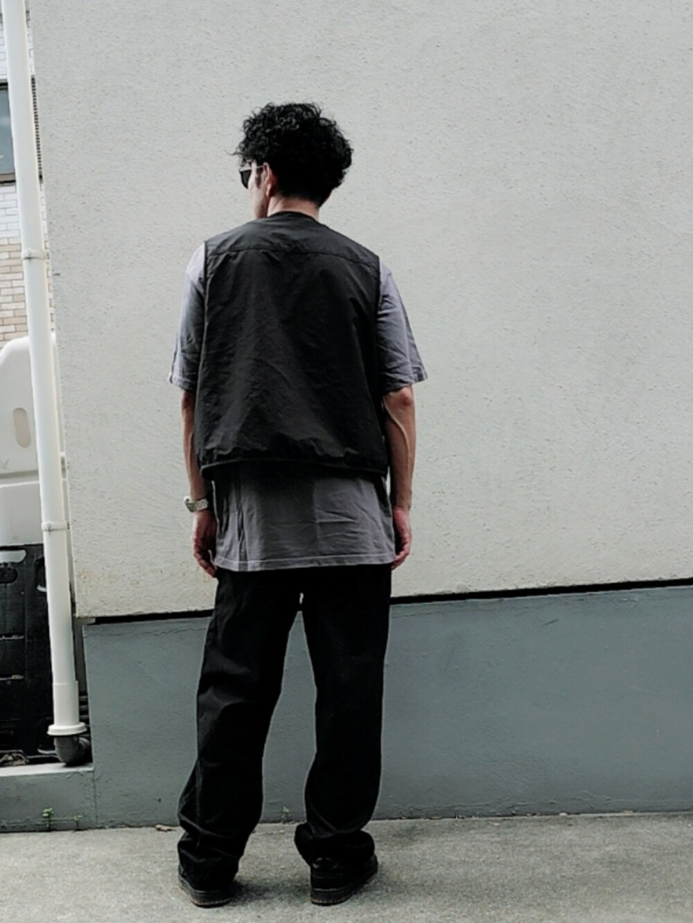 ブラック系のその他アウター、グレー系のTシャツ/カットソー、ブラック系のチノパンツを着用したメンズの夏コーディネートの2枚目の写真