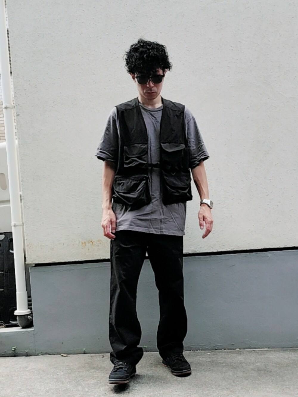 ブラック系のその他アウター、グレー系のTシャツ/カットソー、ブラック系のチノパンツを着用したメンズの夏コーディネートの3枚目の写真