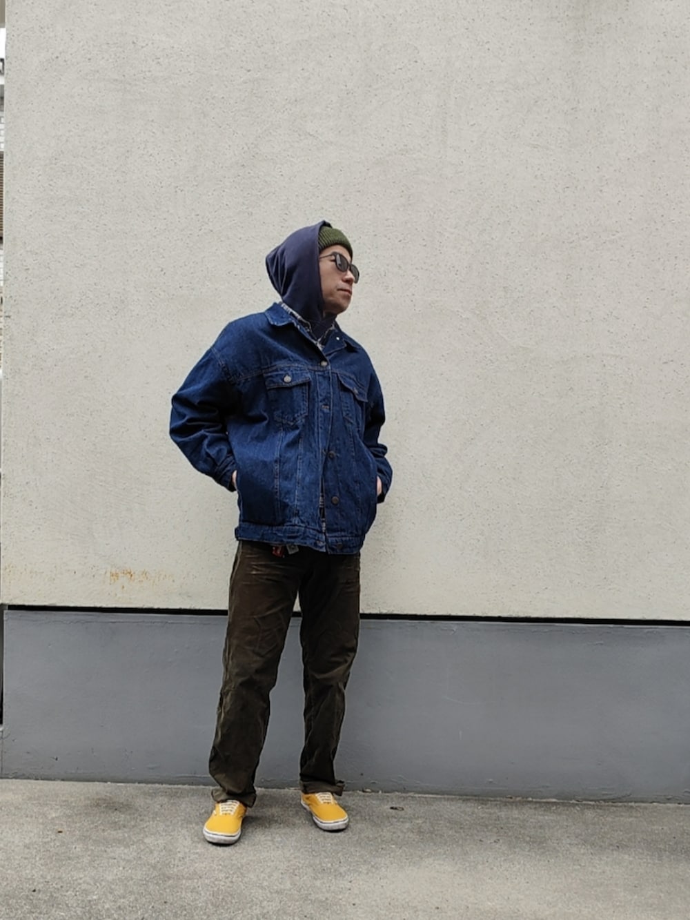 ブルー系のパーカー、ブルー系のデニムジャケット、グレー系のシャツ/ブラウスを着用したメンズの冬コーディネートの3枚目の写真