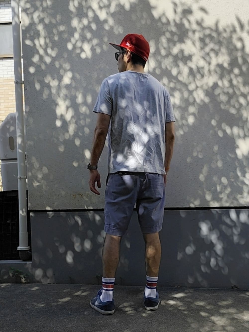 グレー系のTシャツ/カットソー、ブルー系のその他パンツ、ブルー系のスニーカーを着用したメンズの夏コーディネートの2枚目の写真