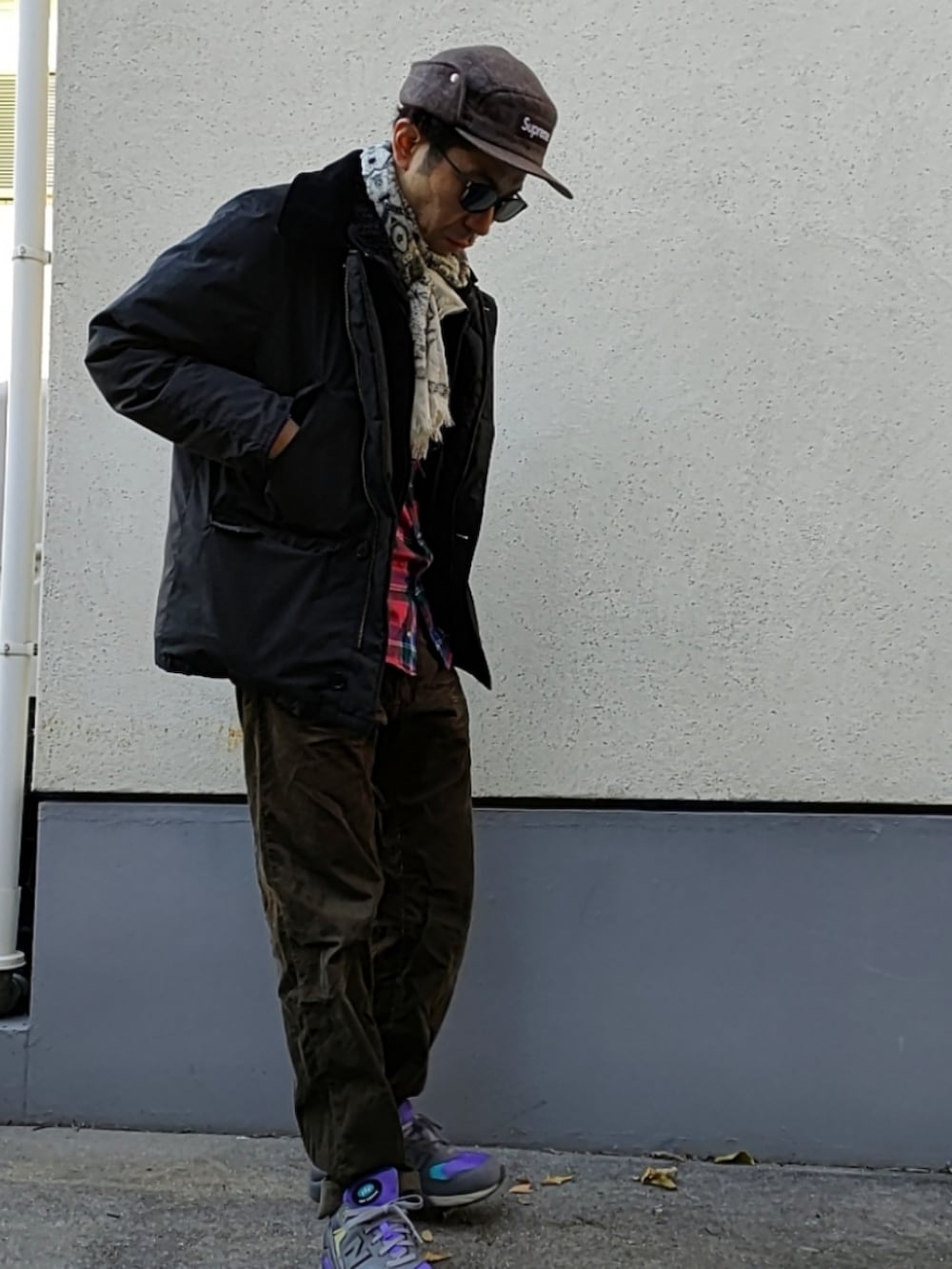 グレー系のダウンジャケット/コート、グリーン系のチノパンツ、パープル系のスニーカーを着用したメンズの冬コーディネートの2枚目の写真