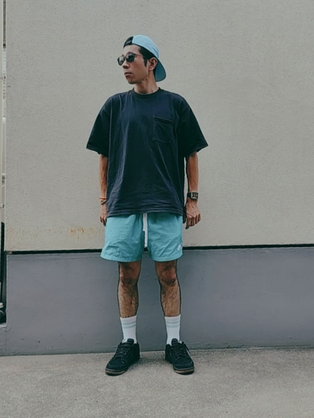 ブラック系のTシャツ/カットソー、グリーン系のその他パンツ、ブラック系のスニーカーを着用したメンズの秋コーディネートの2枚目の写真