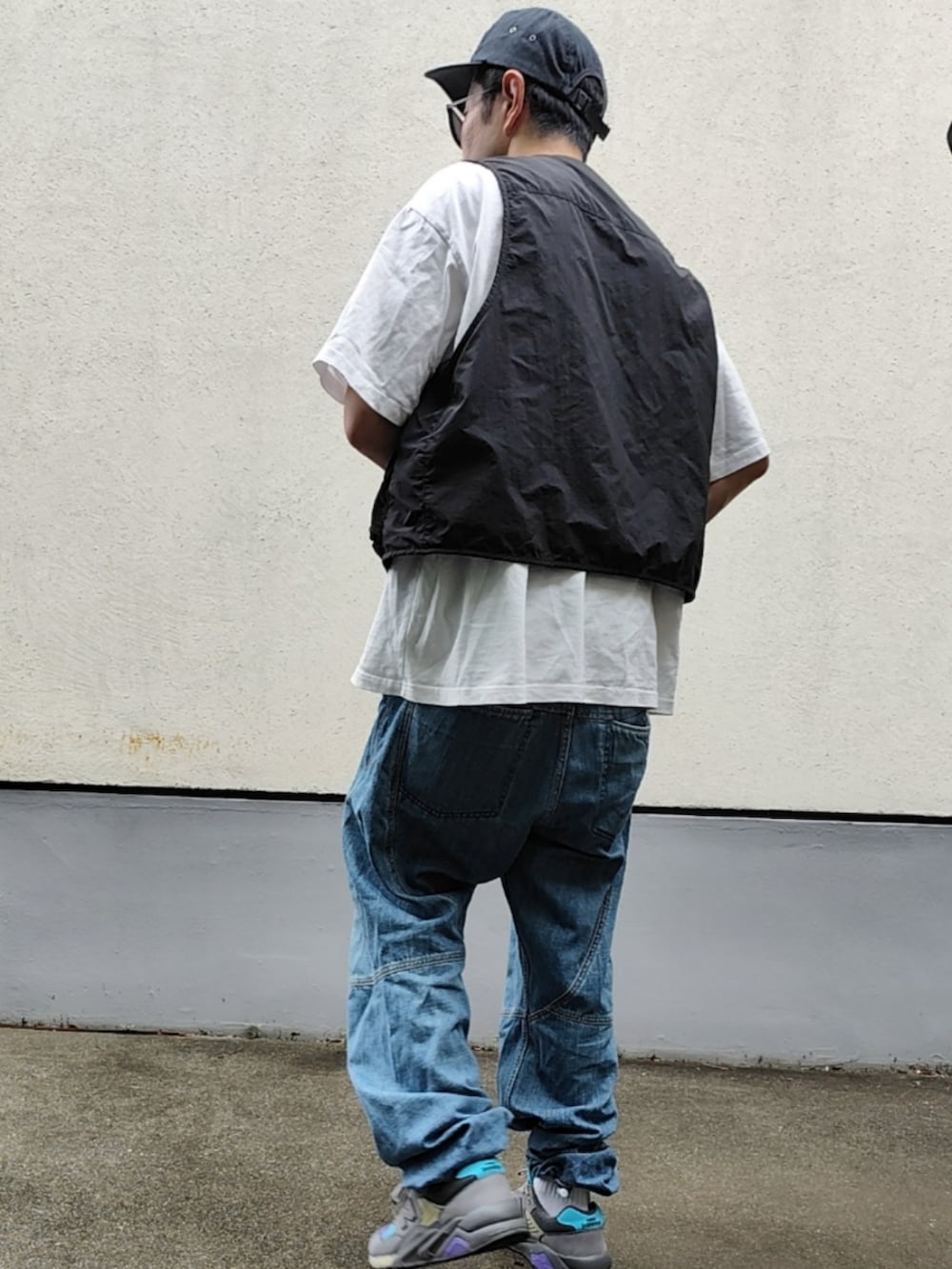 ホワイト系のTシャツ/カットソー、ブラック系のその他アウター、ブルー系のデニムパンツを着用したメンズの夏コーディネートの2枚目の写真