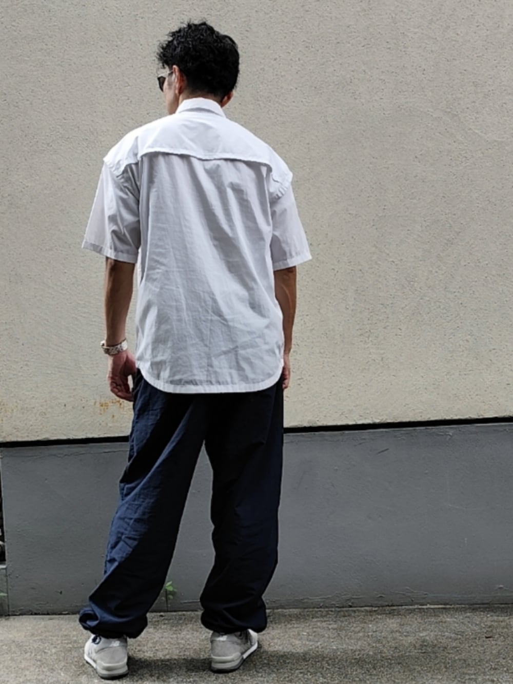 ホワイト系のTシャツ/カットソー、ホワイト系のシャツ/ブラウス、ブルー系のその他パンツを着用したメンズの夏コーディネートの3枚目の写真