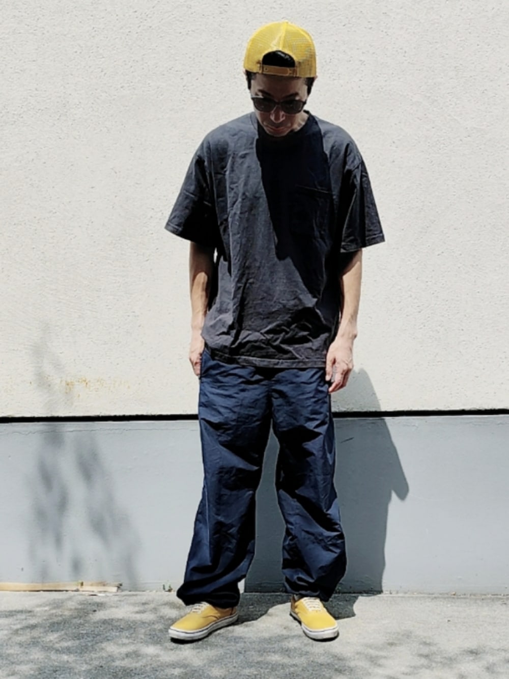 ホワイト系のTシャツ/カットソー、ブルー系のその他パンツ、イエロー系のスニーカーを着用したメンズの夏コーディネートの3枚目の写真