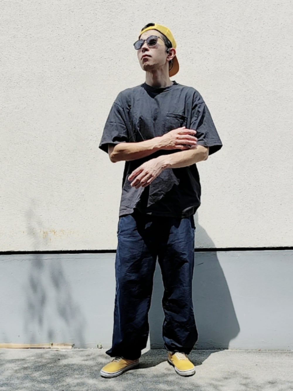 ホワイト系のTシャツ/カットソー、ブルー系のその他パンツ、イエロー系のスニーカーを着用したメンズの夏コーディネートの2枚目の写真