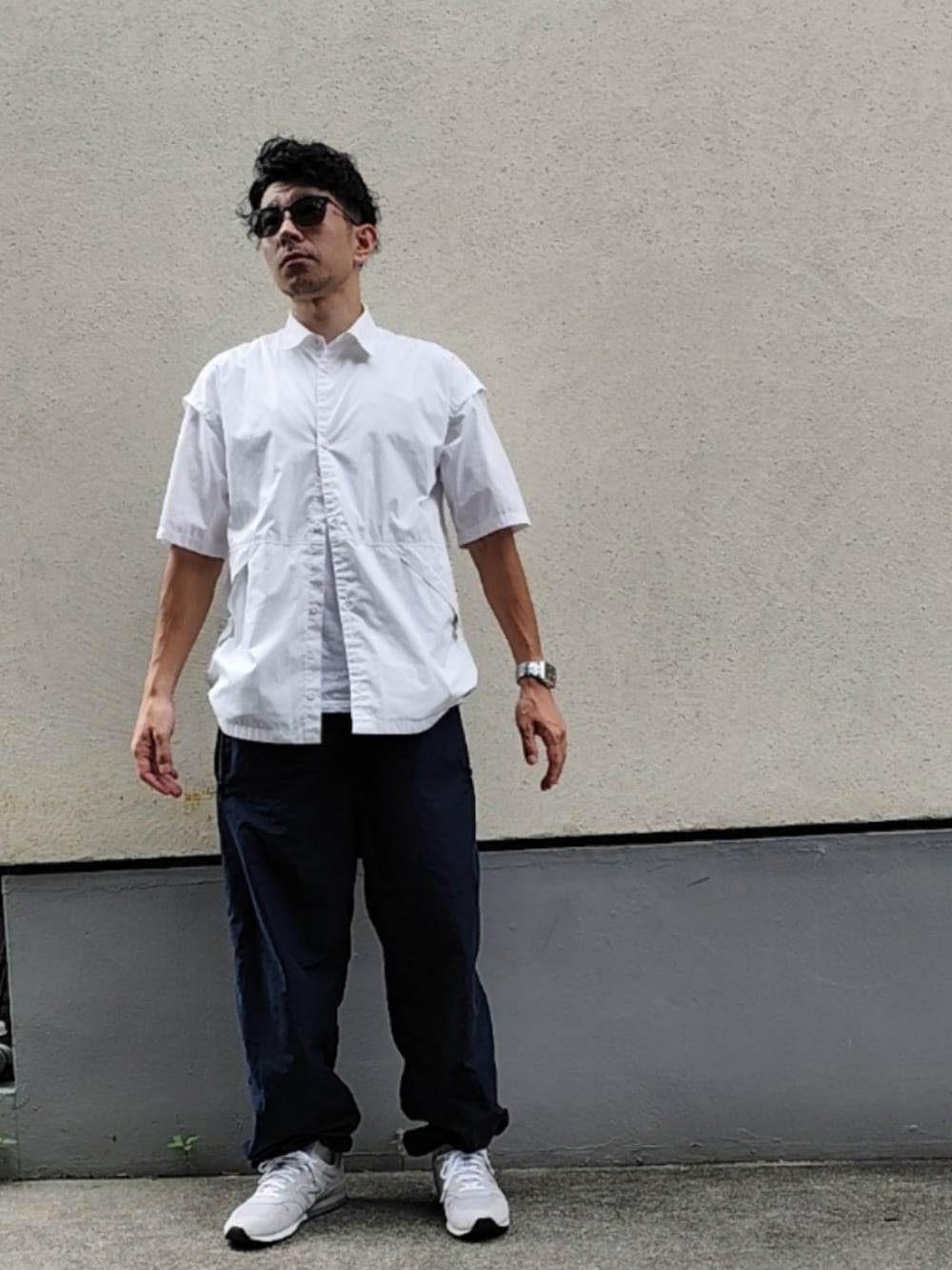ホワイト系のTシャツ/カットソー、ホワイト系のシャツ/ブラウス、ブルー系のその他パンツを着用したメンズの夏コーディネートの2枚目の写真