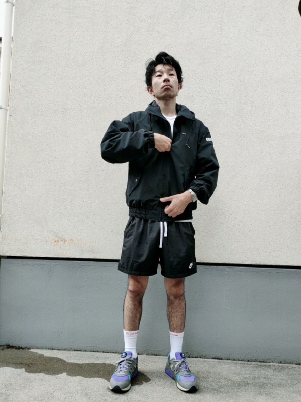 ホワイト系のTシャツ/カットソー、ブラック系のナイロンジャケット、ブラック系のその他パンツを着用したメンズの夏コーディネートの3枚目の写真