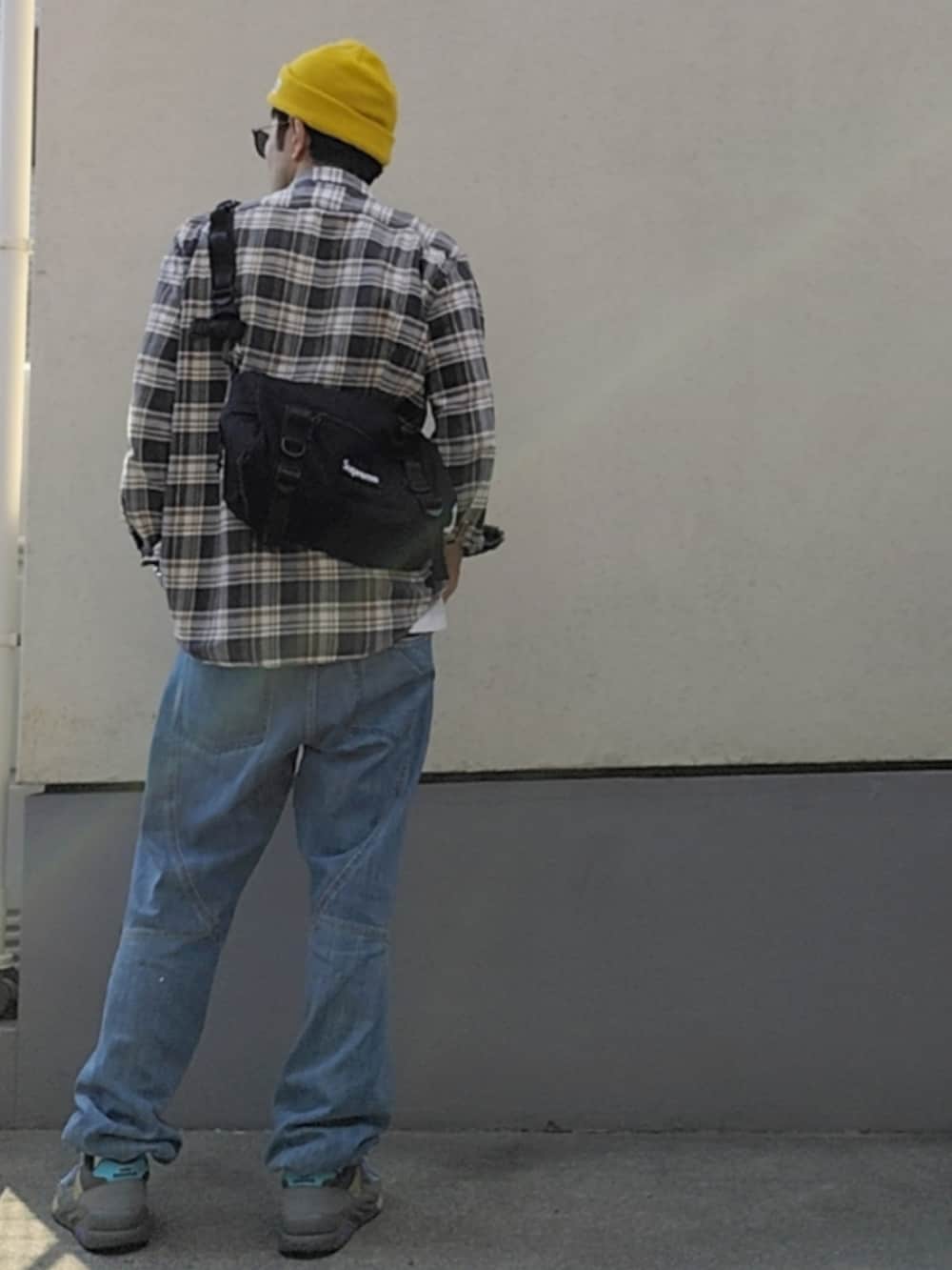 グレー系のシャツ/ブラウス、ホワイト系のTシャツ/カットソー、ブルー系のデニムパンツを着用したメンズの春コーディネートの3枚目の写真