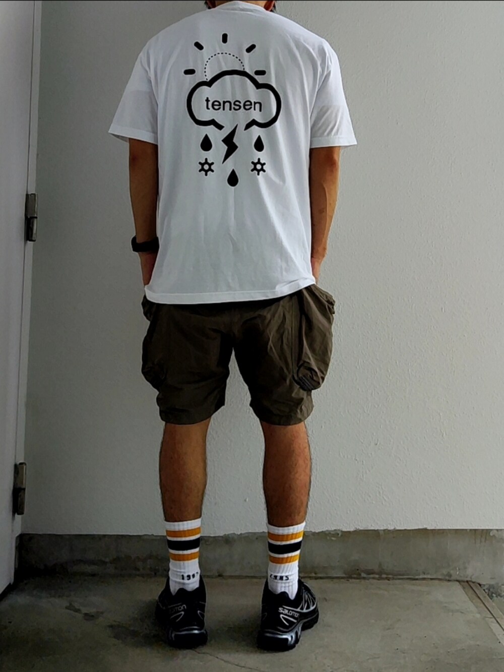 ホワイト系のTシャツ/カットソー、ホワイト系のTシャツ/カットソー、ベージュ系のパンツを着用したメンズの夏コーディネートの2枚目の写真