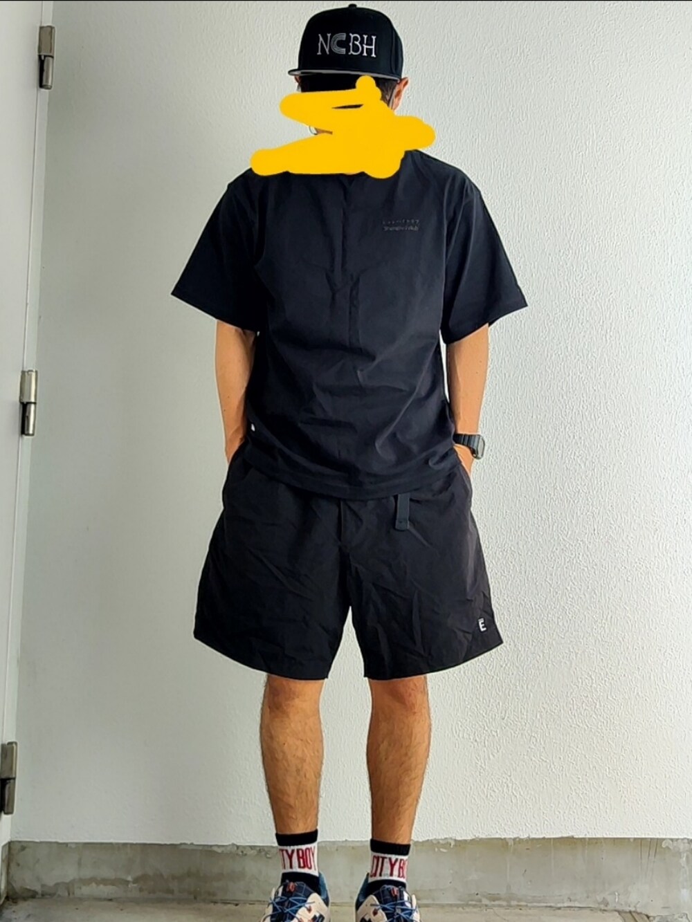 ブラック系のパンツ、ベージュ系のスニーカー、ベージュ系のスニーカーを着用したメンズの夏コーディネートの2枚目の写真