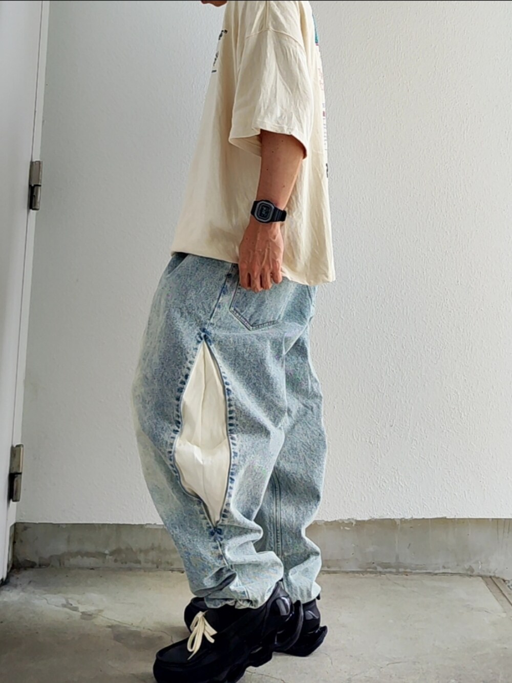 その他のTシャツ/カットソー、その他のデニムパンツ、ブラック系のモカシン/デッキシューズを着用したメンズの夏コーディネートの2枚目の写真