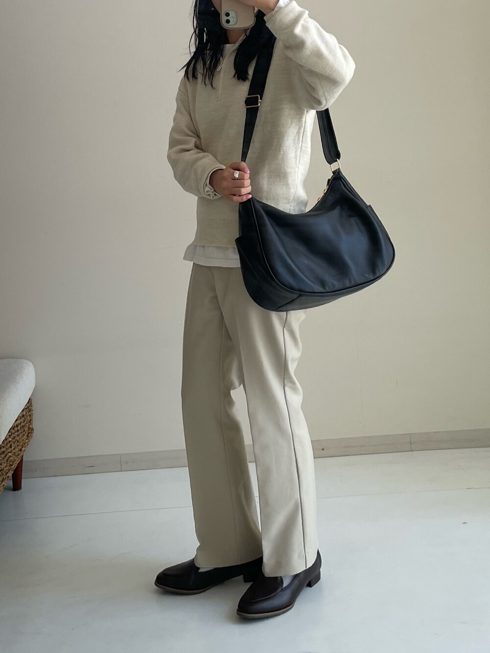 ブラック系のバレエシューズ、ベージュ系のその他パンツ、ブラック系のショルダーバッグを着用したレディースの秋コーディネートの3枚目の写真