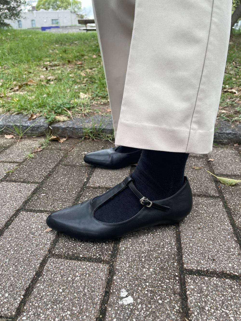 ブラック系のバックパック/リュック、ブラック系のパンプス、ベージュ系のその他パンツを着用したレディースの秋コーディネートの4枚目の写真