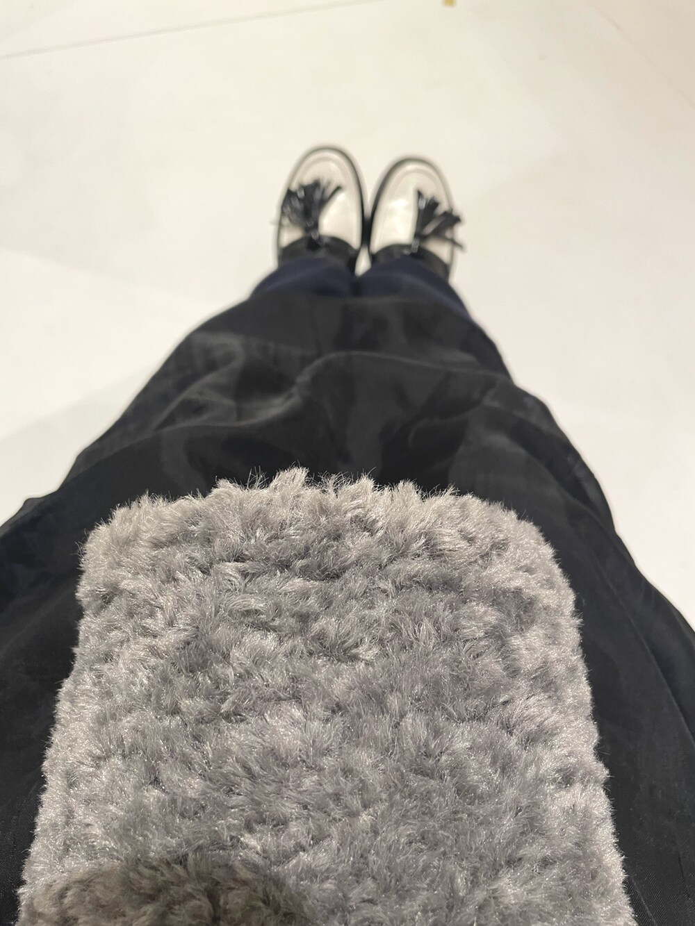 ブラック系のスニーカー、グレー系のショルダーバッグを着用したレディースの秋コーディネートの3枚目の写真